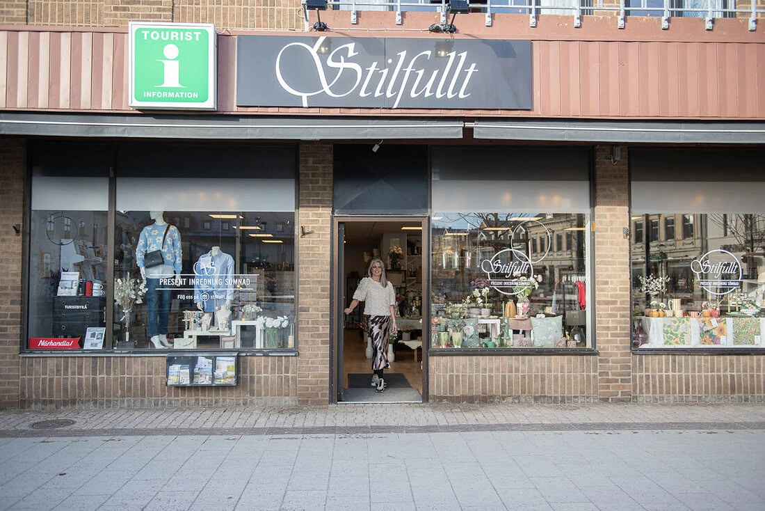 Stilfullts butik på Stora Torget i Falköping, med stora skyltfönster och en inbjudande entré.