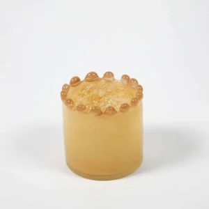 Handblåst ljuskopp i pastellorange glas från Olsson & Jensen med droppformade detaljer.
