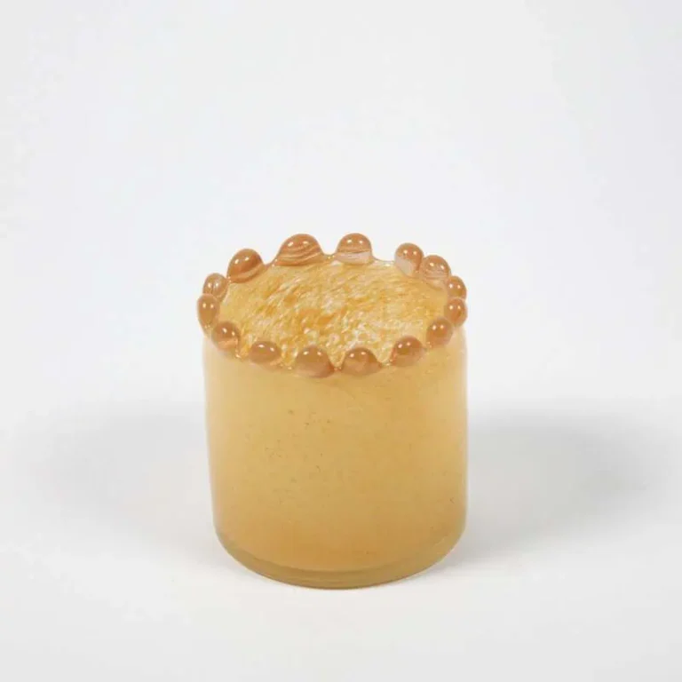 Handblåst ljuskopp i pastellorange glas från Olsson & Jensen med droppformade detaljer.