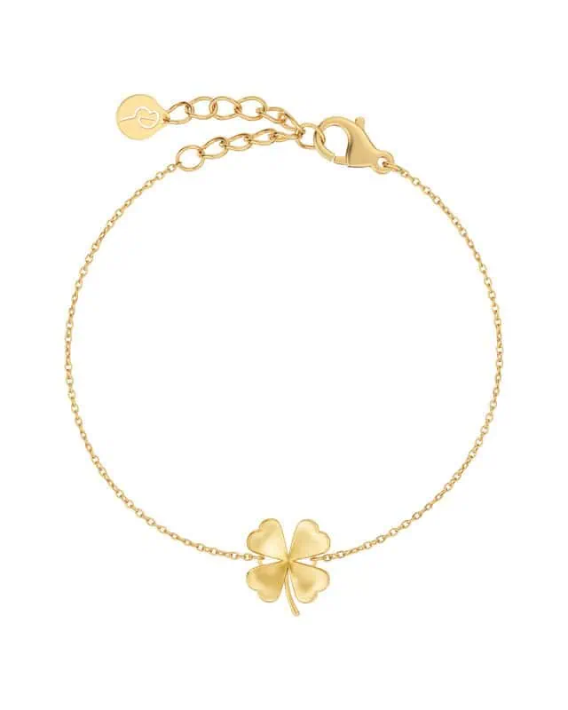 Lucky Bracelet från Edblad i guldpläterat rostfritt stål med ett stilrent fyrklövermotiv.