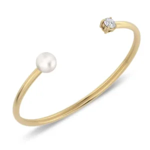 Guldpläterat armband med vit pärla och klar sten i öppen design från Edblad.