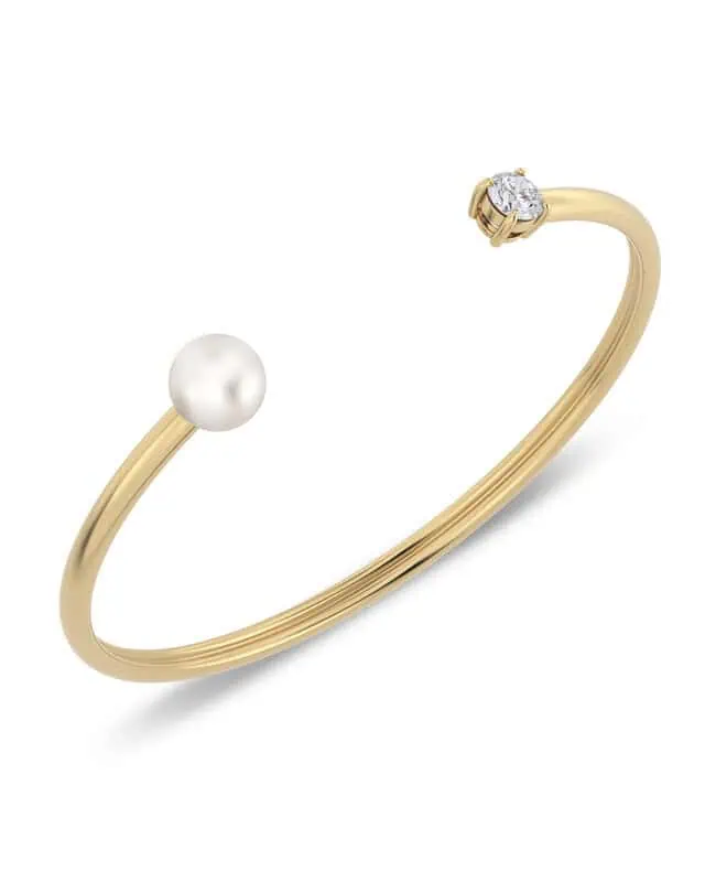 Guldpläterat armband med vit pärla och klar sten i öppen design från Edblad.