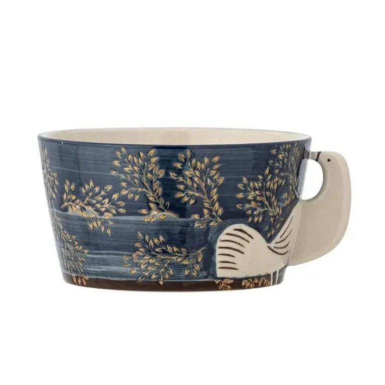 Handmålad blå keramikskål från Bloomingville med växtmotiv och beige handtag.