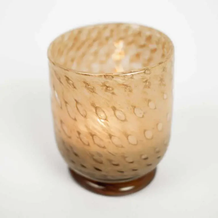 Lolo ljuskopp från Olsson & Jensen i beige handgjort glas med prickigt mönster.