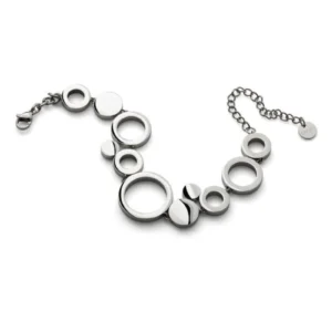 Blankt armband i rostfritt stål med cirkelformade element i olika storlekar, justerbar kedja och Sägens signaturbricka.