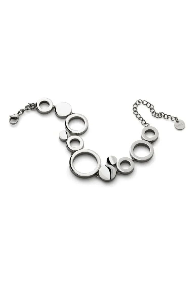 Blankt armband i rostfritt stål med cirkelformade element i olika storlekar, justerbar kedja och Sägens signaturbricka.