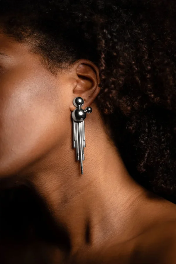 Solar Cluster Earrings – Skulpturala stålörhängen med kraft och karaktär - Bild 2