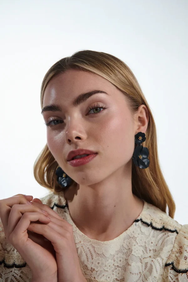 Flower Twin Earrings – Feminina detaljer med blomstrande elegans - Bild 5