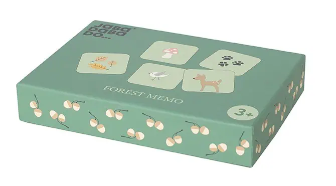 Grön ask med skogstema innehållande memoryspel från Jabadabado, med motiv som svamp, fågel och hjort.