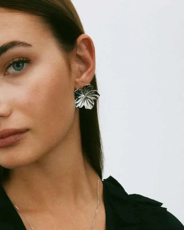 Jasmine Studs Large – Guldpläterad blomprakt med skandinavisk elegans - Bild 3