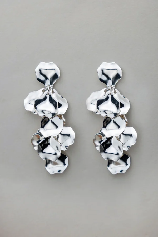Silverörhängen i bladform med flera lager av silkeslena element, designade av Bow19. Längd 6,5 cm.