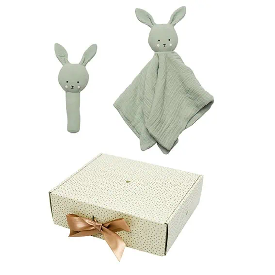Snutte och skallra i grönt kaninform från Jabadabado, levererat i en prickig presentask med rosett.