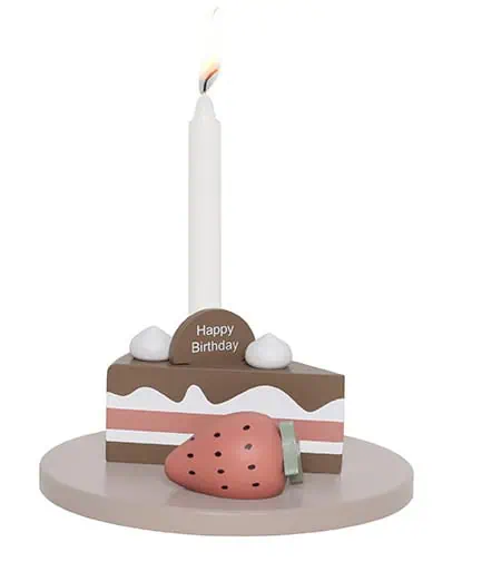 Jabadabado födelsedagsljusstake i trä formad som en chokladtårtsbit med ljus och jordgubbe.