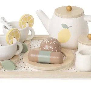 Afternoon tea-set i trä från Jabadabado – innehåller kanna, koppar, bakverk och citrondetaljer på en serveringsbricka.