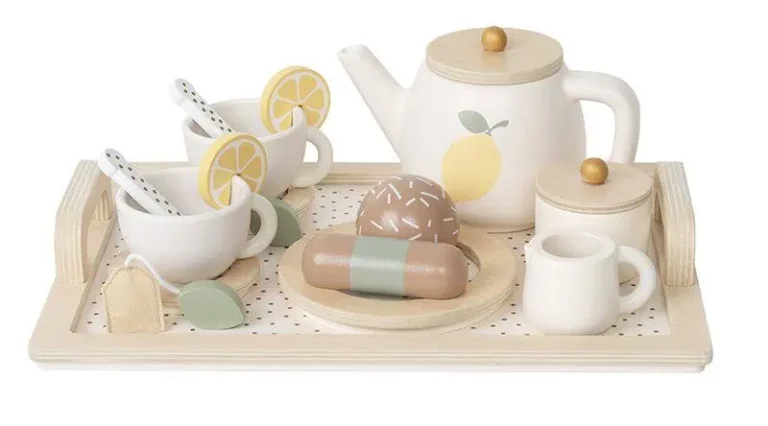 Afternoon tea-set i trä från Jabadabado – innehåller kanna, koppar, bakverk och citrondetaljer på en serveringsbricka.
