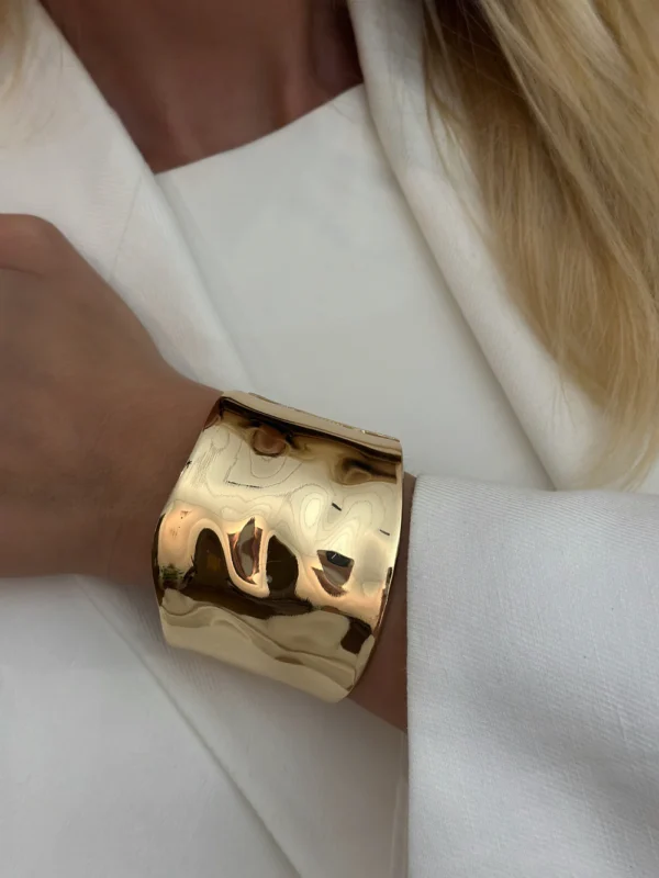 Bold Bracelet Gold – kraftfull elegans i skimrande guld - Bild 2