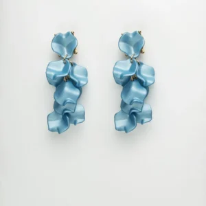 Demin blå örhängen i bladform med flera lager av silkeslena element, designade av Bow19. Längd 6,5 cm.