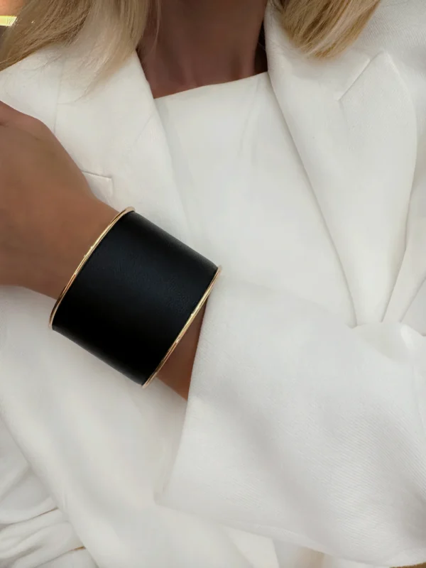 Cuff Bracelet Black – tidlös kontrast med elegant styrka - Bild 2