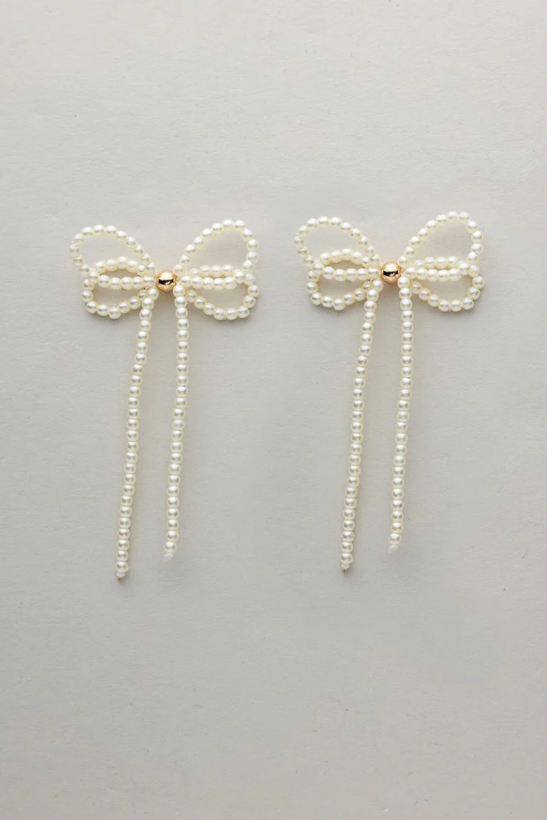 Rosettformade pärlörhängen från BOW19 med gulddetalj och lång hängande design.