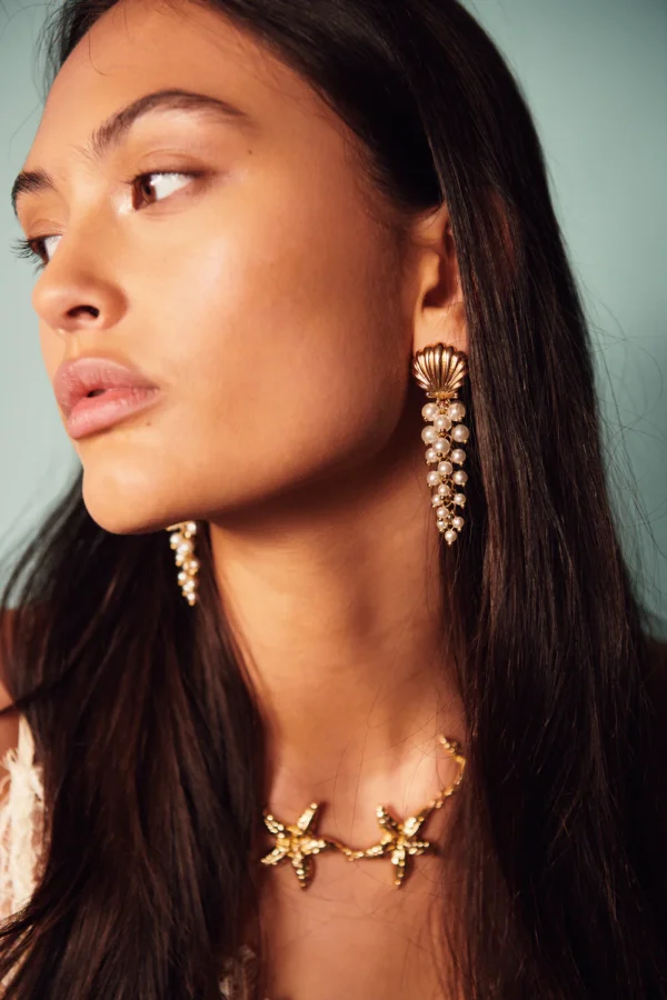Shell Earrings Multi Pearls – Havsinspirerad glamour i varje rörelse - Bild 2