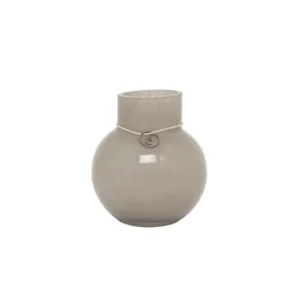 Rund beige glasvas från ERNST, 9 cm hög med smal hals och dekorativ ring, mot vit bakgrund.
