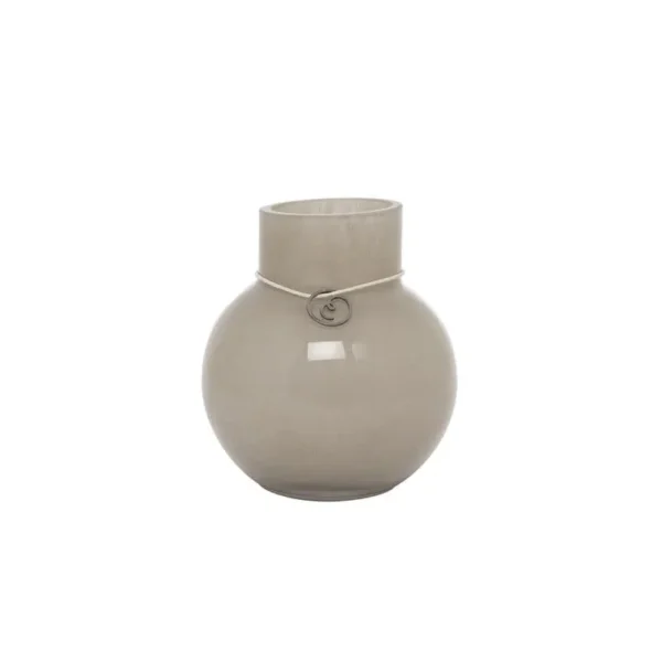 Rund beige glasvas från ERNST, 9 cm hög med smal hals och dekorativ ring, mot vit bakgrund.