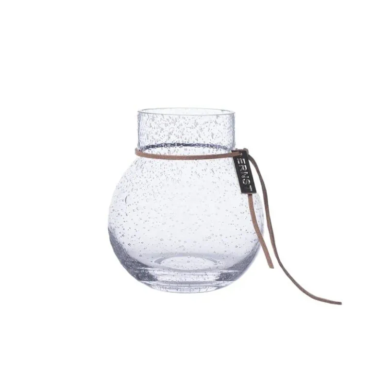 Rund glasvas från Ernst med luftbubblor i glaset, lädersnöre och metallbricka, mot vit bakgrund. 🗂️ Bildtitel Ernst glasvas rund 10 cm