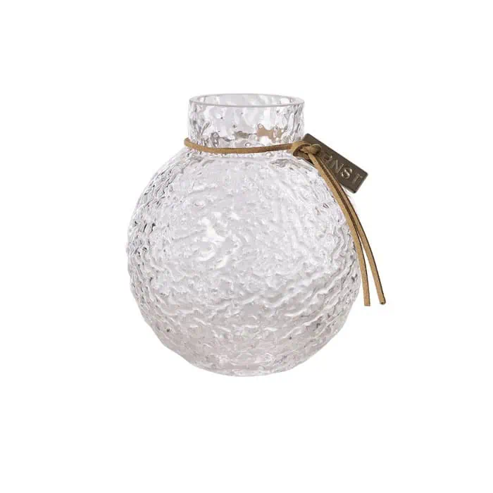 Rund liten vas i strukturerat glas med läderband och Ernst-märkning, på vit bakgrund.
