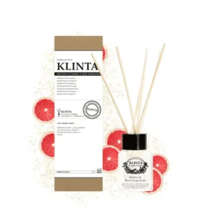Klinta doftpinnar i glasflaska med doften Bubbel & Rosa Grapefrukt, tillsammans med förpackning och dekorerad med skivor av rosa grapefrukt och bubblor.