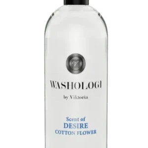 Flaska med WASHOLOGI Linen Water Desire, en linnevattenprodukt i doften Cotton Flower med svart spraymunstycke och minimalistisk design.