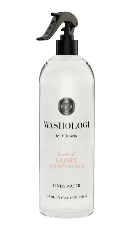 WASHOLOGI Linen Water Glory – linnevatten i doften kaprifol i transparent flaska med svart spraymunstycke.