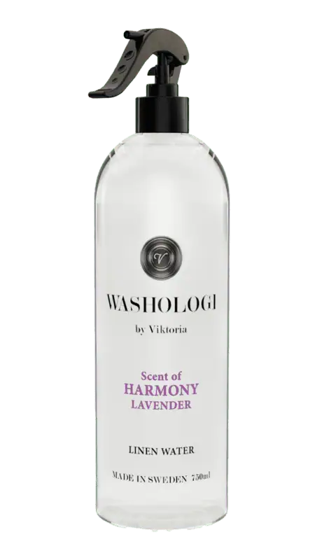 WASHOLOGI Linen Water Harmony – linnevatten med lavendeldoft i klar flaska med svart spraymunstycke.