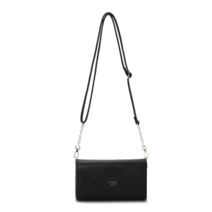 Svart flap bag i kuvertmodell med silverkedja och justerbar rem, från Lycke Oslo – hänger fritt mot ljus bakgrund.