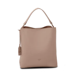 Beige bucket bag från Lycke Oslo i veganskt läder med kort handtag och dekorativ tag – stående mot ljus bakgrund.