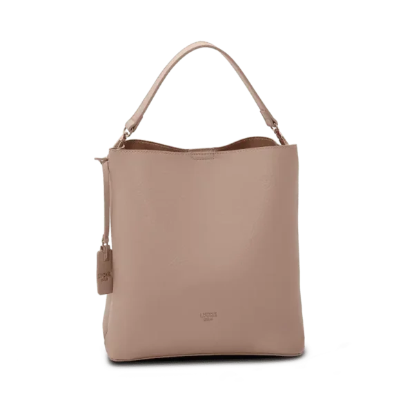 Beige bucket bag från Lycke Oslo i veganskt läder med kort handtag och dekorativ tag – stående mot ljus bakgrund.