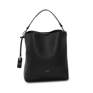 Svart bucket bag från Lycke Oslo i veganskt läder med kort handtag och dekorativ tag – stående mot ljus bakgrund.