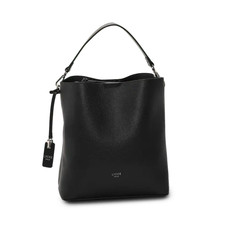 Svart bucket bag från Lycke Oslo i veganskt läder med kort handtag och dekorativ tag – stående mot ljus bakgrund.
