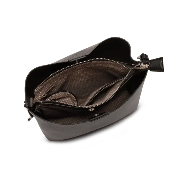Invändig vy av beige bucket bag från Lycke Oslo med prickigt innerfoder, dragkedjefack och sidofickor – sedd uppifrån.