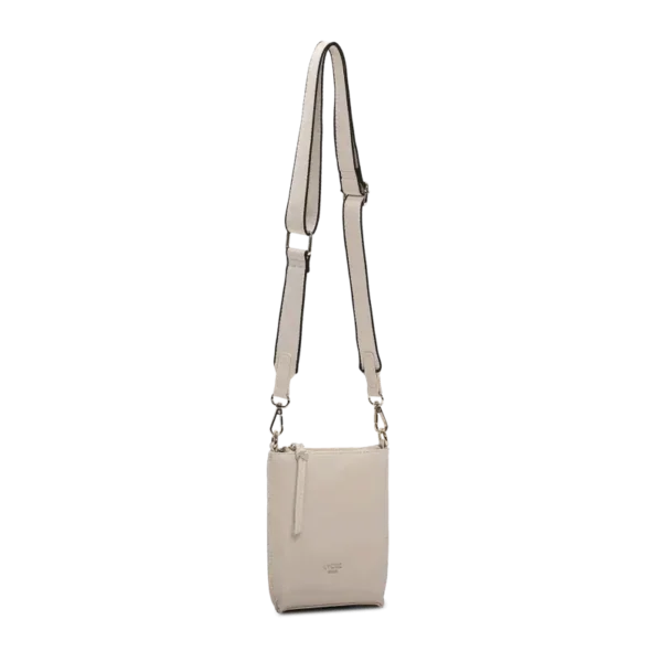 Ljusbeige phonebag med justerbar axelrem och präglad logotyp från Lycke Oslo, hängande mot en neutral bakgrund.
