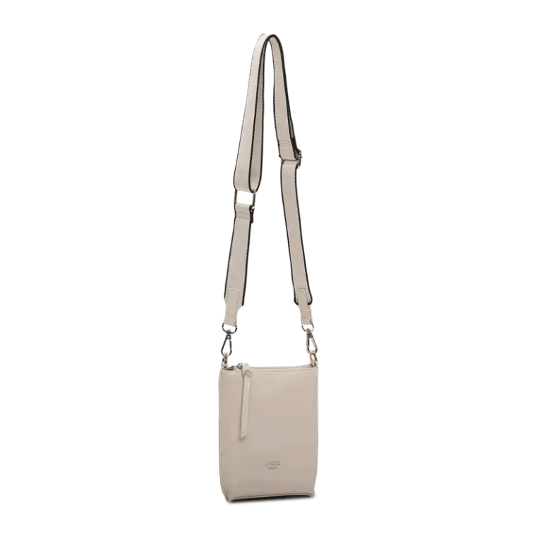 Ljusbeige phonebag med justerbar axelrem och präglad logotyp från Lycke Oslo, hängande mot en neutral bakgrund.