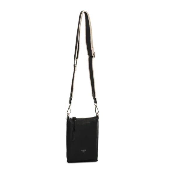 Svart phonebag med justerbar axelrem och präglad logotyp från Lycke Oslo, hängande mot en neutral bakgrund.