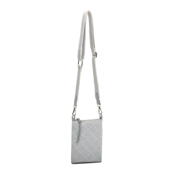 Jeansfärgad phonebag med justerbar axelrem och präglad logotyp från Lycke Oslo, hängande mot en neutral bakgrund.