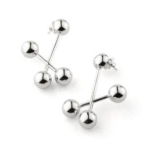 Ett par moderna örhängen i silverfärgat stål med tre kulor på varje örhänge, arrangerade i en stilren, geometrisk form.