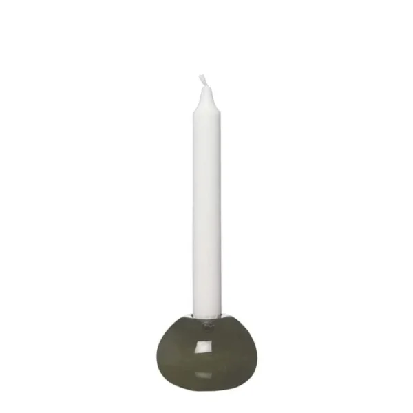 Grön glasklotformad ljusstake med vitt stearinljus, designad av ERNST, mot vit bakgrund.