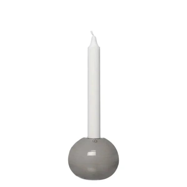 Grå rund ljusstake i glas från ERNST med vitt kronljus, fotograferad mot vit bakgrund.