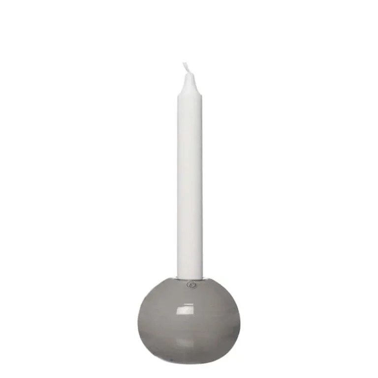 Grå rund ljusstake i glas från ERNST med vitt kronljus, fotograferad mot vit bakgrund.