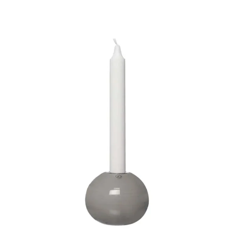 Liten grå ljusstake i rund form med vitt ljus från ERNST, mot vit bakgrund.
