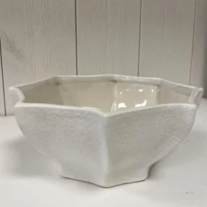 Större skål i naturvit keramik från ERNST med skulptural yta och glansig insida, perfekt för servering och inredning.