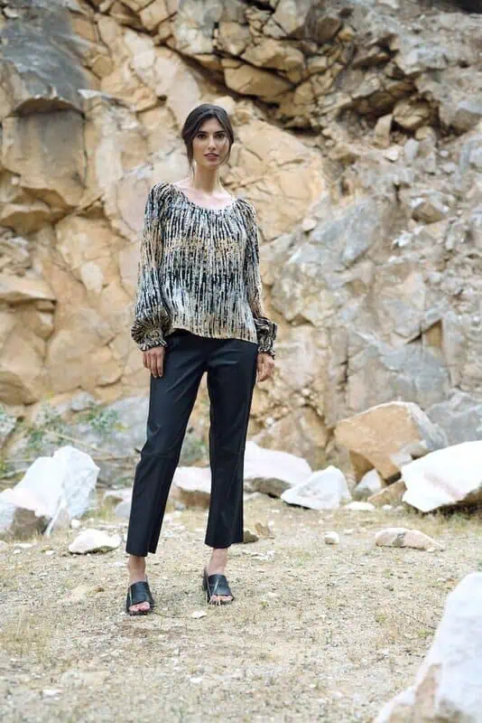 CUcassandra Straight Pants i svart viskos med rak silhuett, elastisk midja och croppad längd – från Culture.