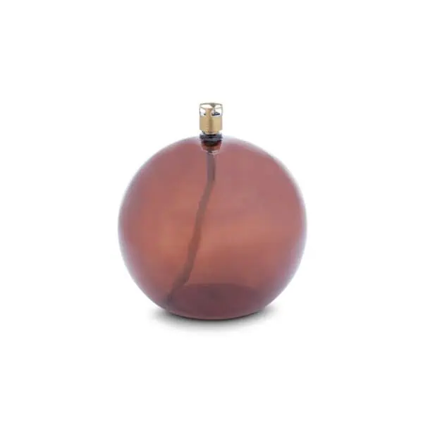 Stor oljelampa i cognacsfärgat glas med rund form och mässingsfärgad brännare, modell Round Cognac Brass L från Peri Design.